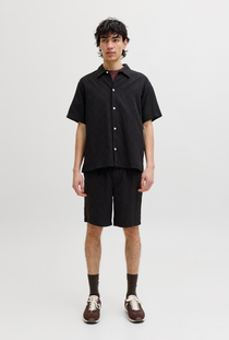 Front image of the Jaiden wavy jogger shorts in black, by brand Jack&jones
