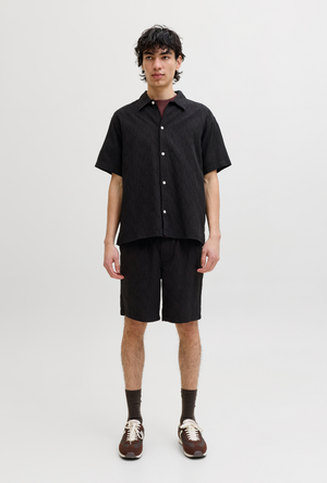 Front image of the Jaiden wavy jogger shorts in black, by brand Jack&jones