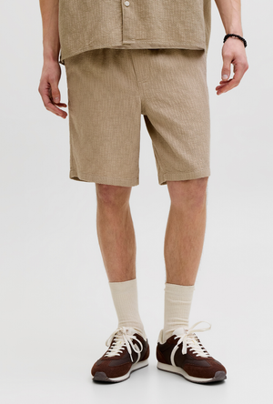 Front image of the Jaiden wavy jogger shorts in stone, by brand Jack&jones