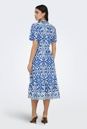Back image of a model wearing the Anna s/s midi dress in blue, by brand Jacqueline de yong