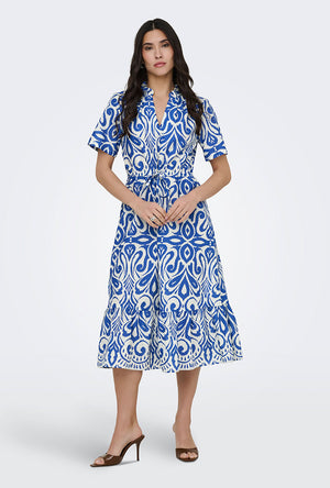 Front image of a model wearing the Anna s/s midi dress in blue, by brand Jacqueline de yong