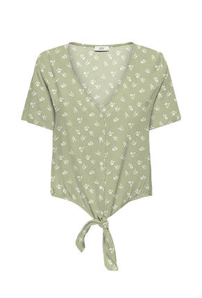 Front image of Sezen life s/s knot shrit in green, by brand Jacqueline de yong