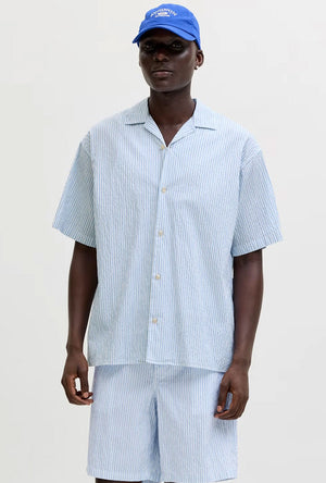 Front image of a model wearing the Milo seersucker resort shirt in light blue, by brand Jack&jones