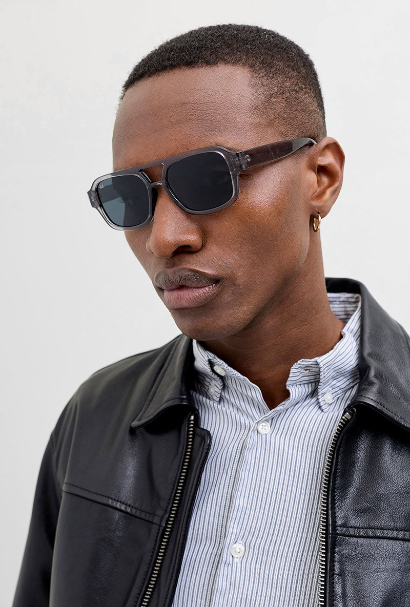 Front image of model wearing Avey sunglasses in black, by brand Jack&jones