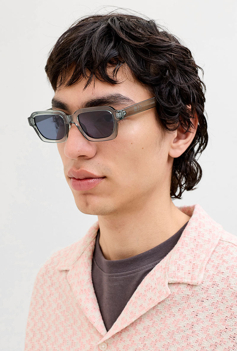 Front image of a model wearing Avey sunglasses in green, by brand Jack&jones