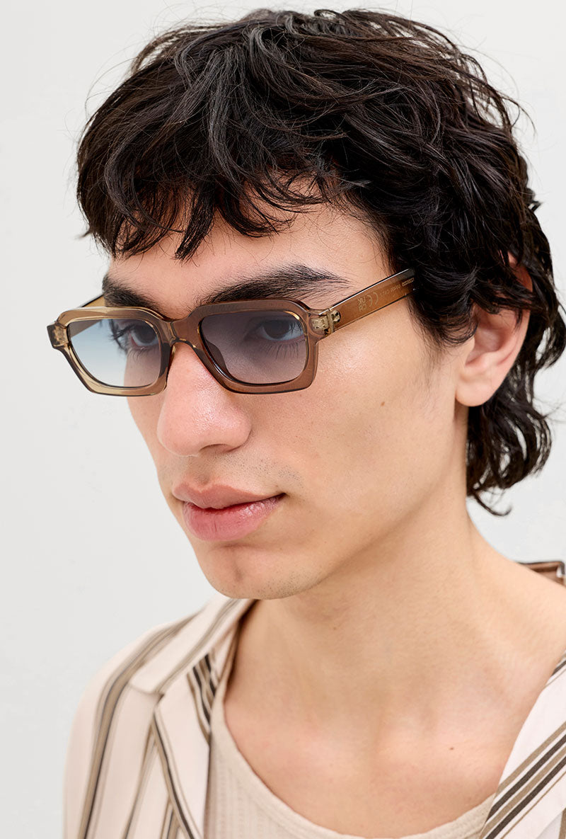 Front image of a model wearing Avey sunglasses in light brown, by brand Jack&jones