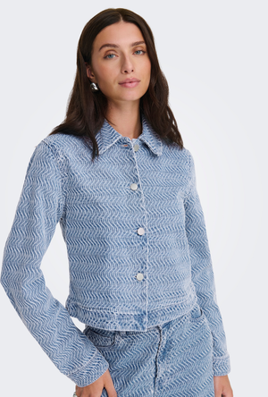 Front image of a model wearing the Jdy nico structure shacket in blue, by brand Jacqueline de yong