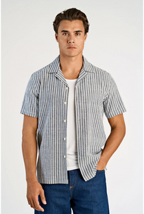 Front image of a model wearing the Cotton structure s/s shirt in grey, by brand Lindbergh