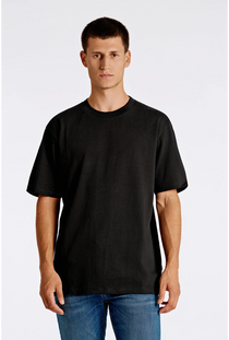 Front image of a model wearing the Oversized s/s t in black, by brand Lindbergh