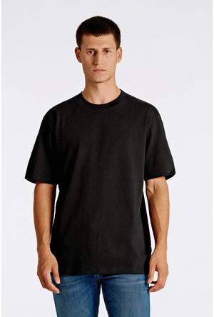 Front image of a model wearing the Oversized s/s t in black, by brand Lindbergh