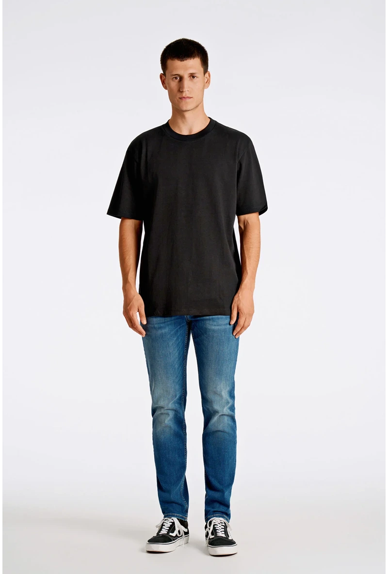 Front image of a model wearing Oversized s/s t in black, by brand Lindbergh