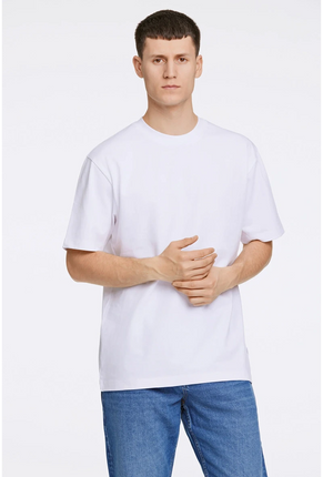 Front image of a model wearing Oversized s/s t in white, by brand Lindbergh