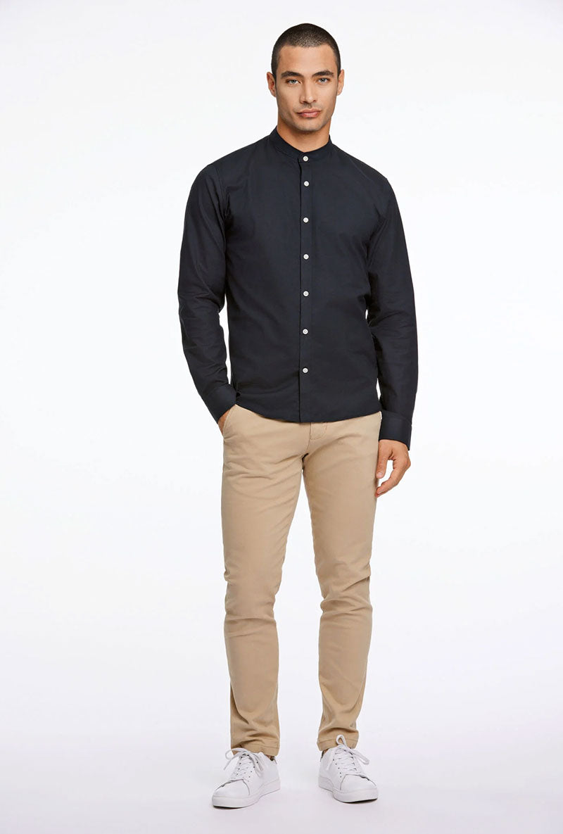 Front image of a model wearing Lindbergh oxford superflex l/s shirt in black, by brand Lindbergh