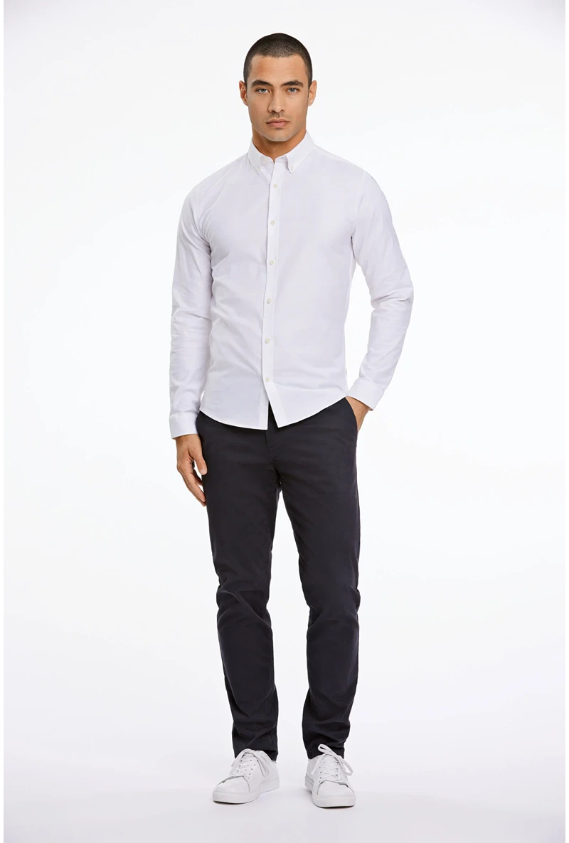 Front image of a model wearing Oxford superflex l/s shirt in white, by brand Lindbergh