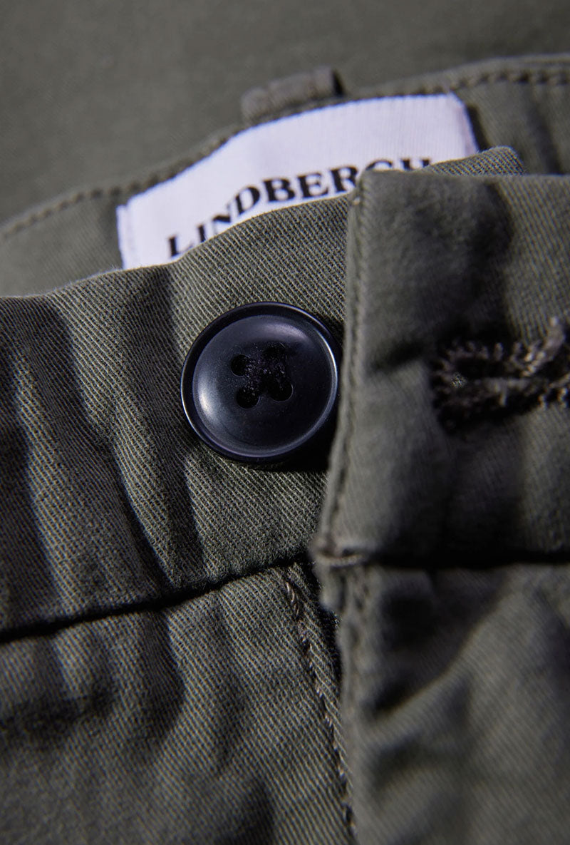 Detail image of Superflex relaxed fit chino shorts in khaki, by brand Lindbergh
