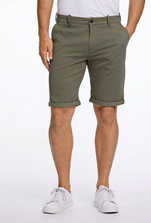 Front image of a model wearing the Superflex relaxed fit chino shorts in khaki, by brand Lindbergh
