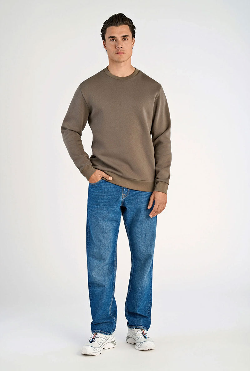 Front image of a model wearing Lindbergh sweatshirt in brown, by brand Lindbergh
