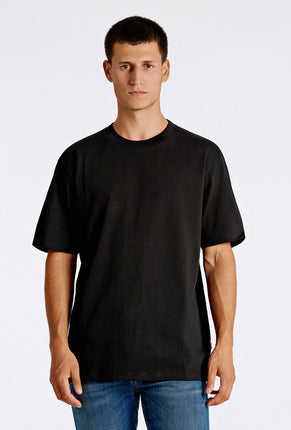 Front image of a model wearing Oneck oversize tshirt in black, by brand Lindbergh
