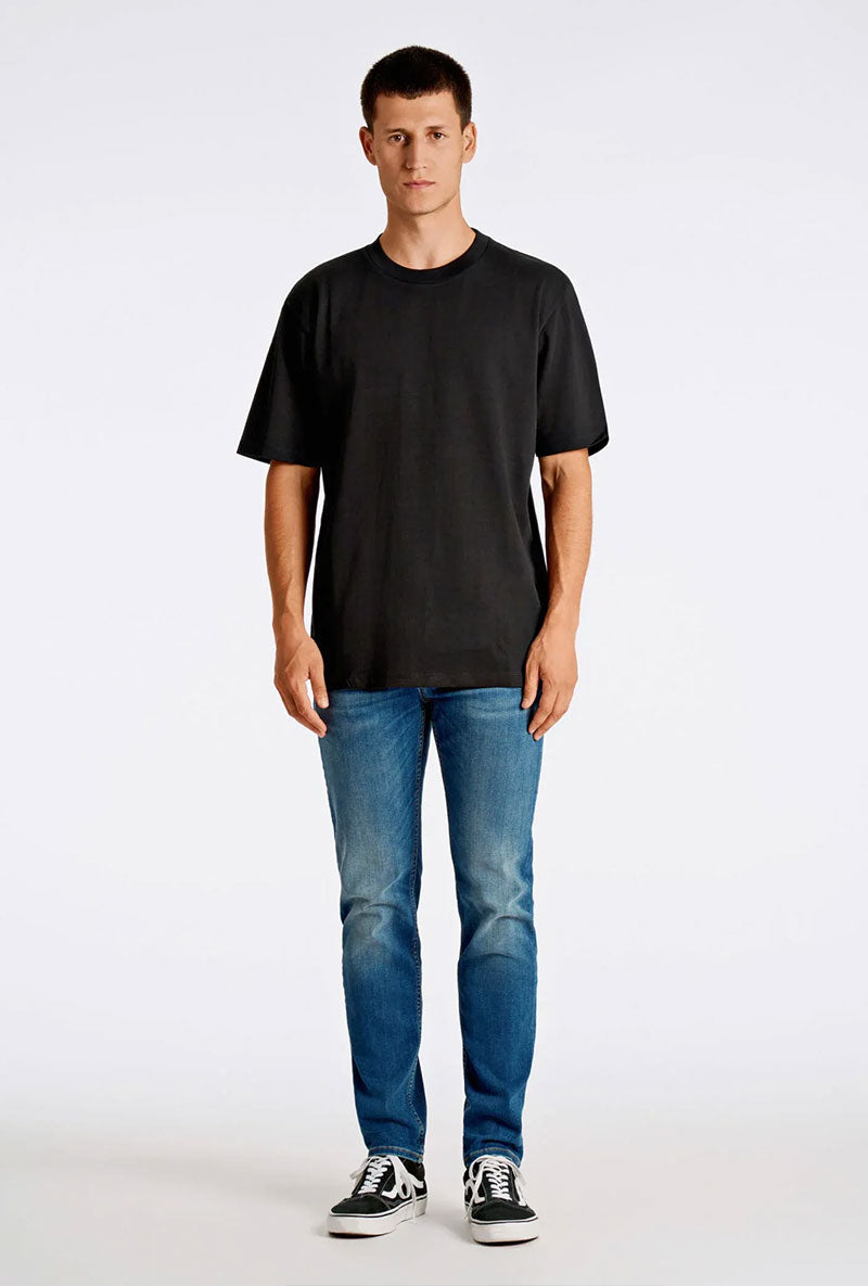 Front image of a model wearing Oneck oversize tshirt in black, by brand Lindbergh