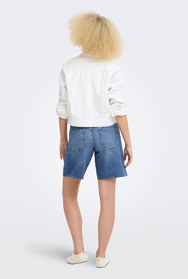 Back image of a model wearing Lumi mw mom shorts in denim, by brand Only