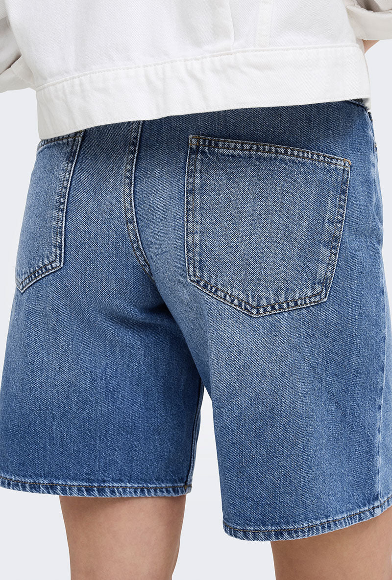 Back image of a model wearing Lumi mw mom shorts in denim, by brand Only