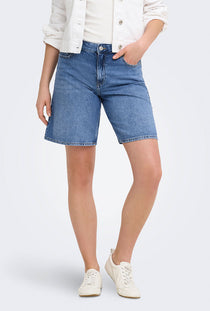 Front image of a model wearing the Lumi mw mom shorts in denim, by brand Only