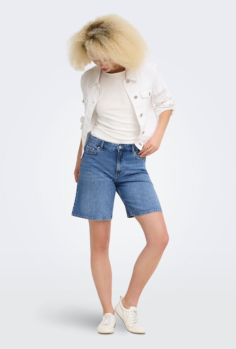 Front image of a model wearing Lumi mw mom shorts in denim, by brand Only