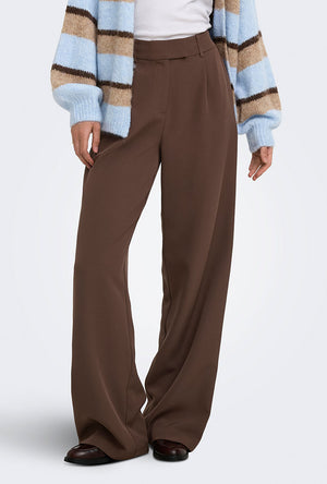 Front image of a model wearing the Linda berry hw straight trousers in brown, by brand Only