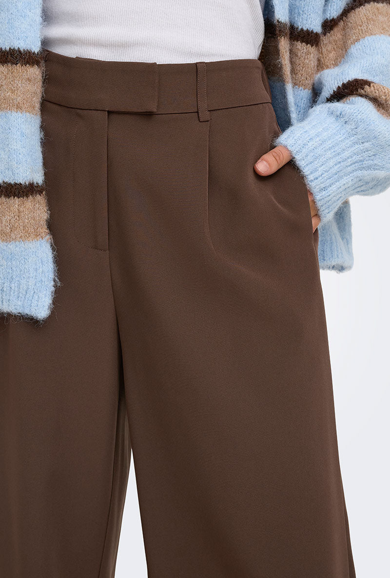 Front image of a model wearing Linda berry hw straight trousers in brown, by brand Only