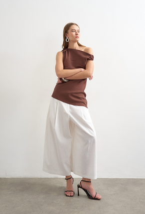 Front image of Malin highrise wide culotte trousers in white, by brand Top shop