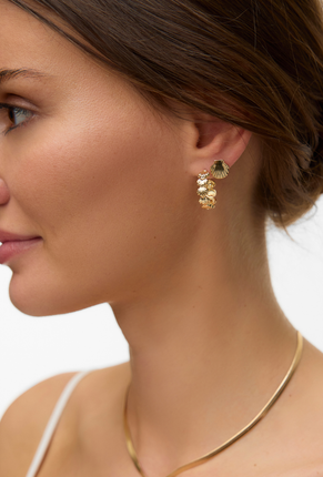 Front image of a model wearing Chelly earrings 2 pk in gold, by brand Vero moda