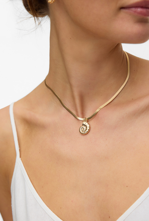 Front image of a model wearing the Chelly necklace in gold, by brand Vero moda