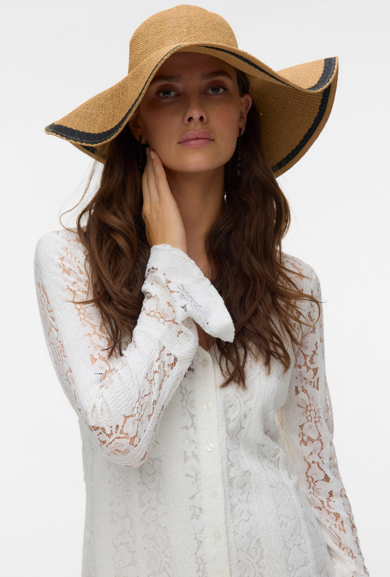 Front image of a model wearing Emmy sun hat in natural, by brand Vero moda