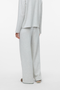 Back image of a model wearing the Vero moda hali hw wide pants in light grey, by brand Vero moda