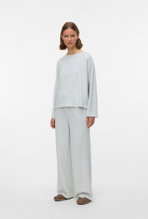 Front image of a model wearing the Vero moda hali hw wide pants in light grey, by brand Vero moda