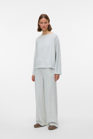 Front image of a model wearing the Vero moda hali hw wide pants in light grey, by brand Vero moda