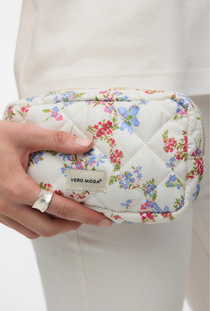 Front detail image of a model wearing the Joy toilet bag in flower, by brand Vero moda