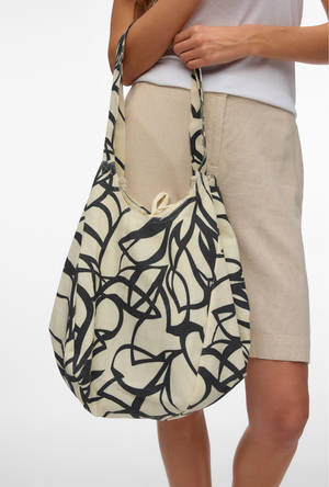 Front image of a model wearing the Lina net bag in black/white, by brand Vero moda
