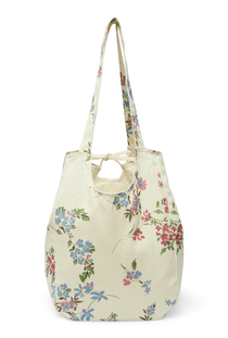 Front image of a model wearing the Lina net bag in flower, by brand Vero moda
