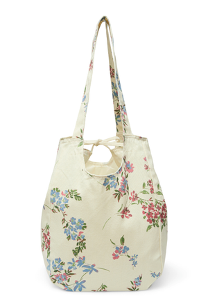 Front image of a model wearing the Lina net bag in flower, by brand Vero moda