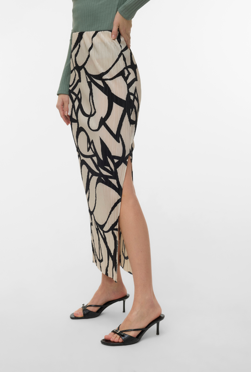 Front image of a model wearing Malene ankle skirt in black/white, by brand Vero moda