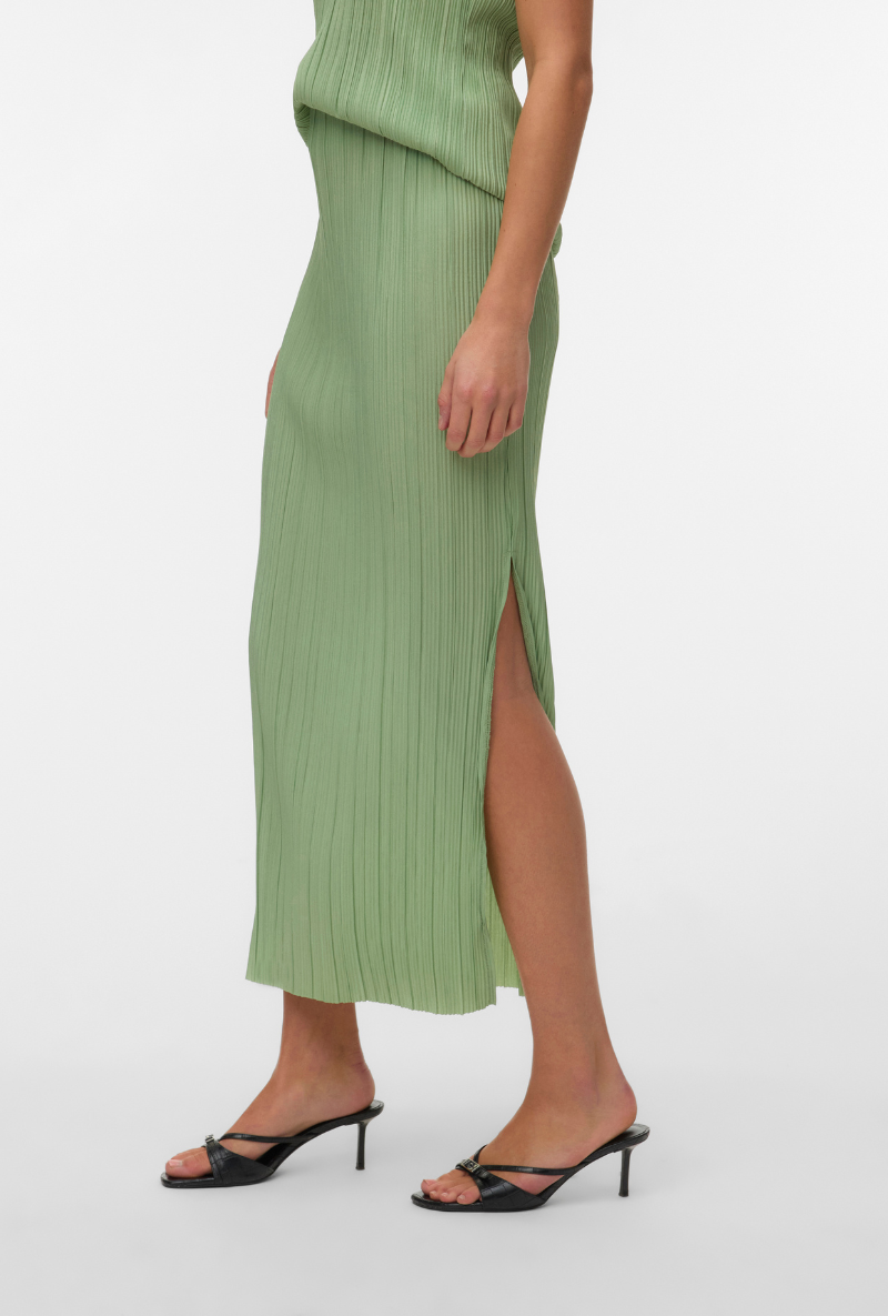 Front image of a model wearing Malene ankle skirt in green, by brand Vero moda