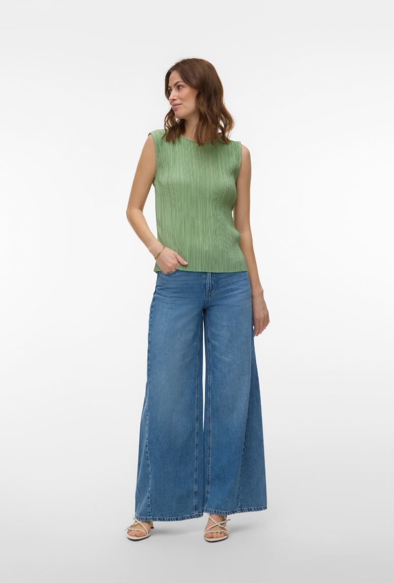 Front image of a model wearing Malene sl oneck top in green, by brand Vero moda