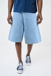 Front image of a model wearing the Mason bermuda shorts in denim, by brand Hugo