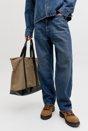 Front image of a model wearing the Jack and jones alex norrebro jeans in denim, by brand Jack&jones