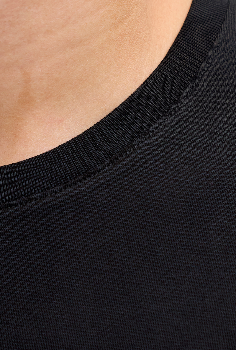 Close up image  of Jack and jones jeff logo tee in black, by brand Jack&jones
