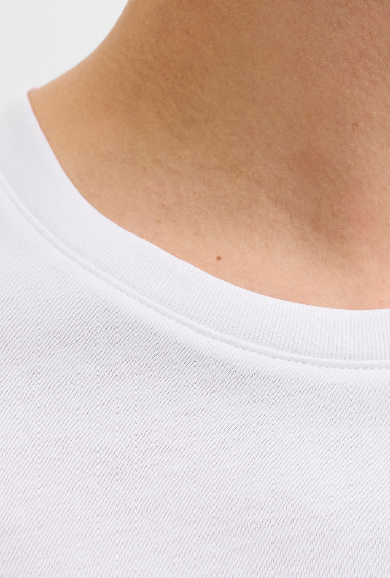 Close up image  of Jack and jones jeff logo tee in white, by brand Jack&jones
