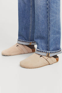 Front image of a model wearing the Louis suede mule in beige, by brand Jack&jones