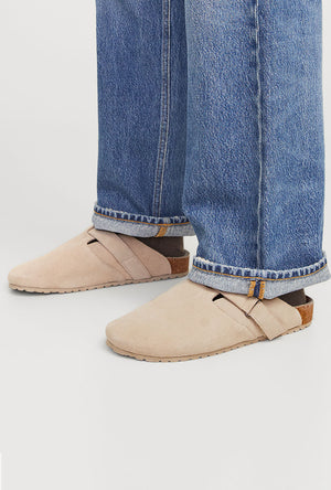 Front image of a model wearing the Louis suede mule in beige, by brand Jack&jones
