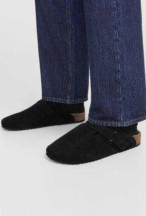 Front image of a model wearing the Louis suede mule in black, by brand Jack&jones